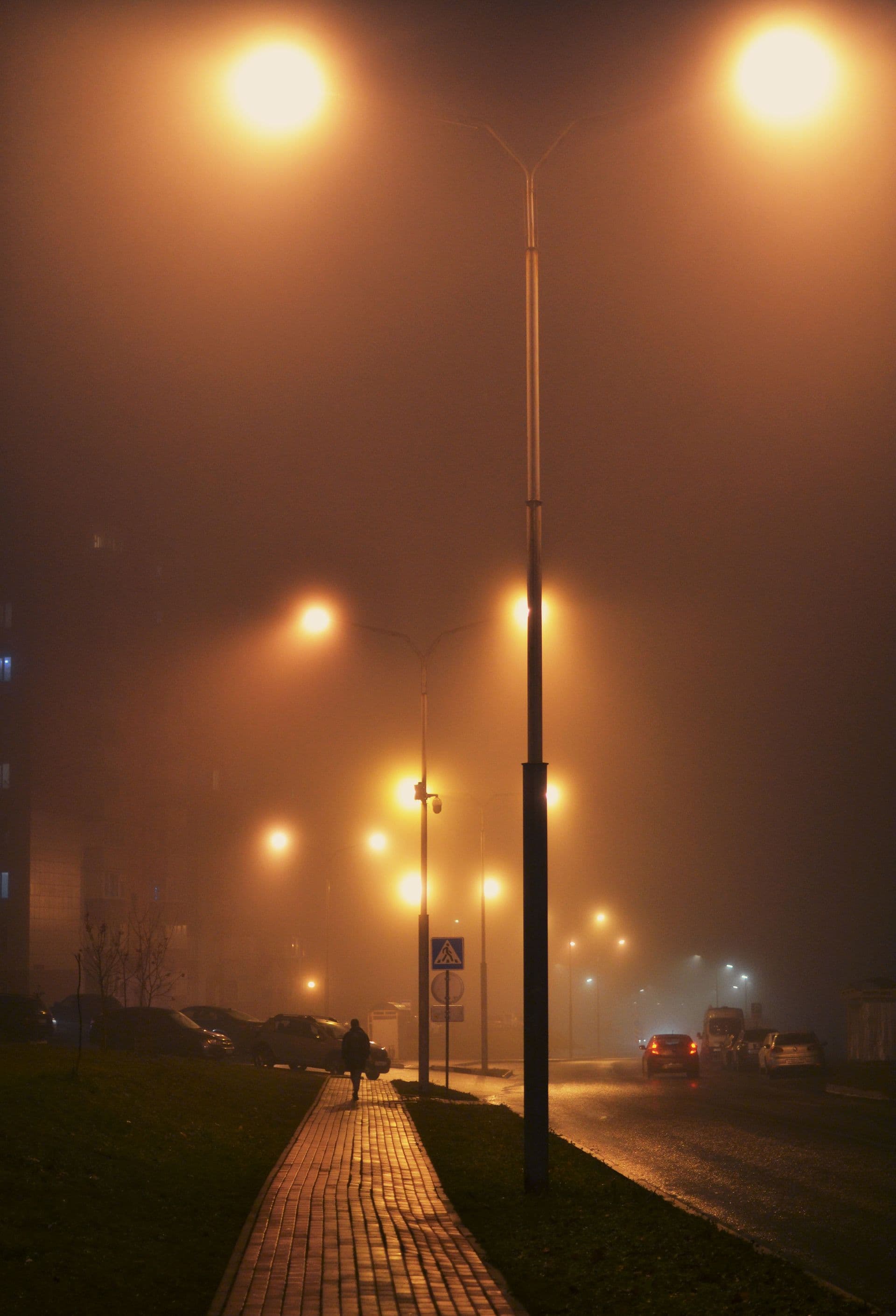 Sfeervolle straat bij nacht met mist en lantaarns